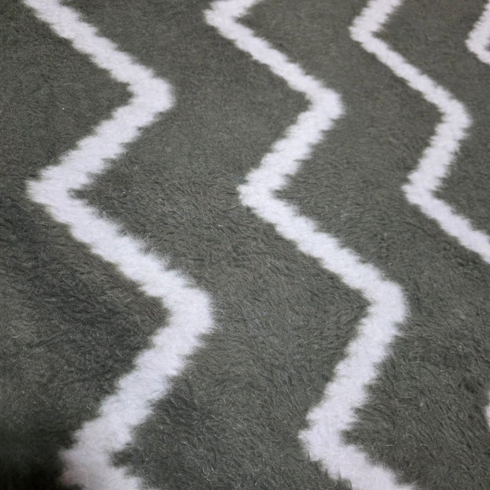 Gros plan de Couverture Polaire Double Face Zigzag Vert Kaki Blanc