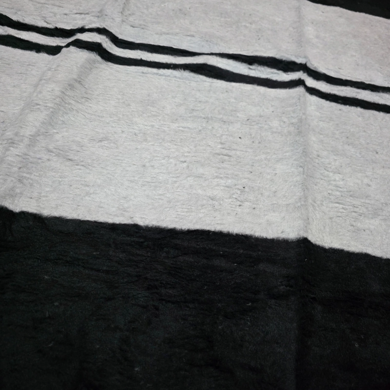 Détail de Couverture Polaire Double Face Rayures Noir Gris