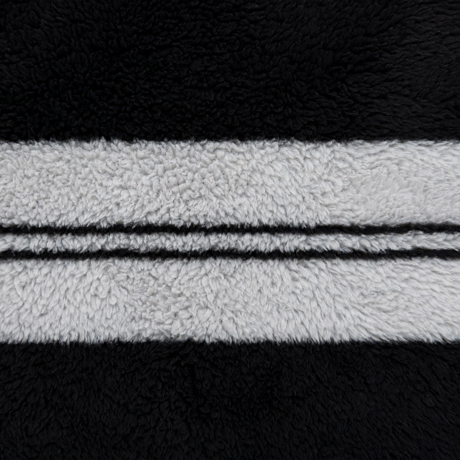 Gros plan de Couverture Polaire Double Face Rayures Noir Gris