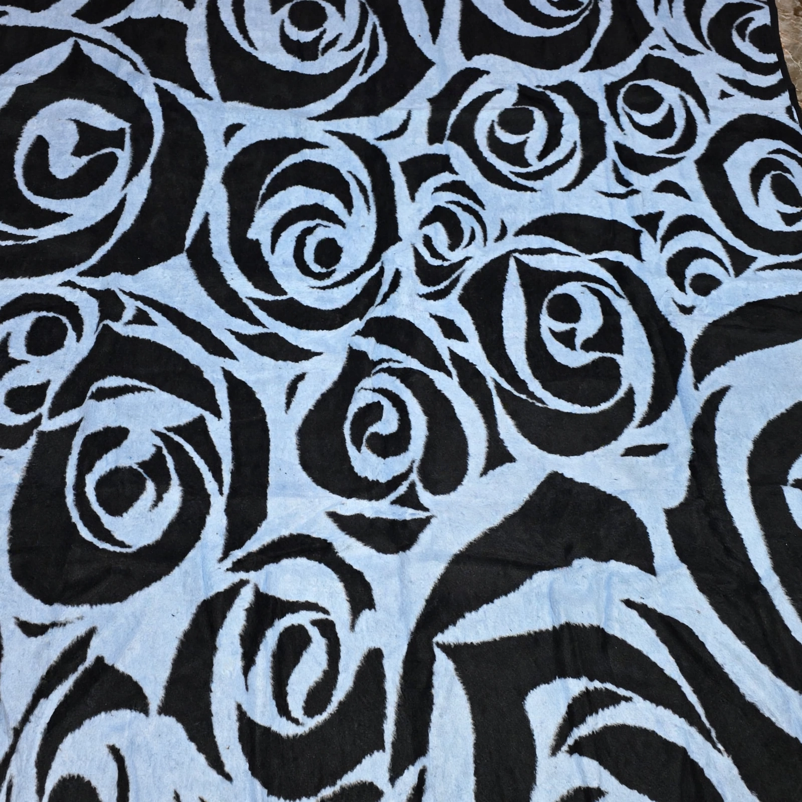 Détail de Couverture Polaire Double Face Bleu Ciel Noir Roses